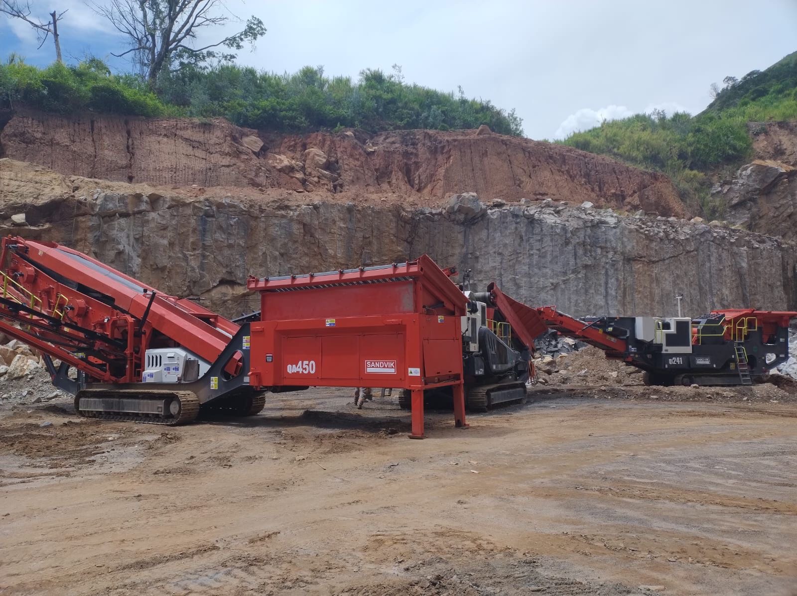 Conjunto de Britagem Móvel  Sandvik QJ-241 2012 - Imagem 2