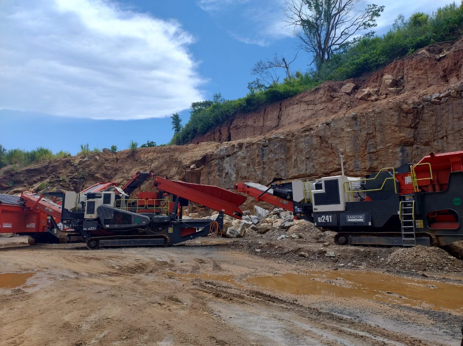 Conjunto de Britagem Móvel  Sandvik QJ-241 2012 - Imagem 5