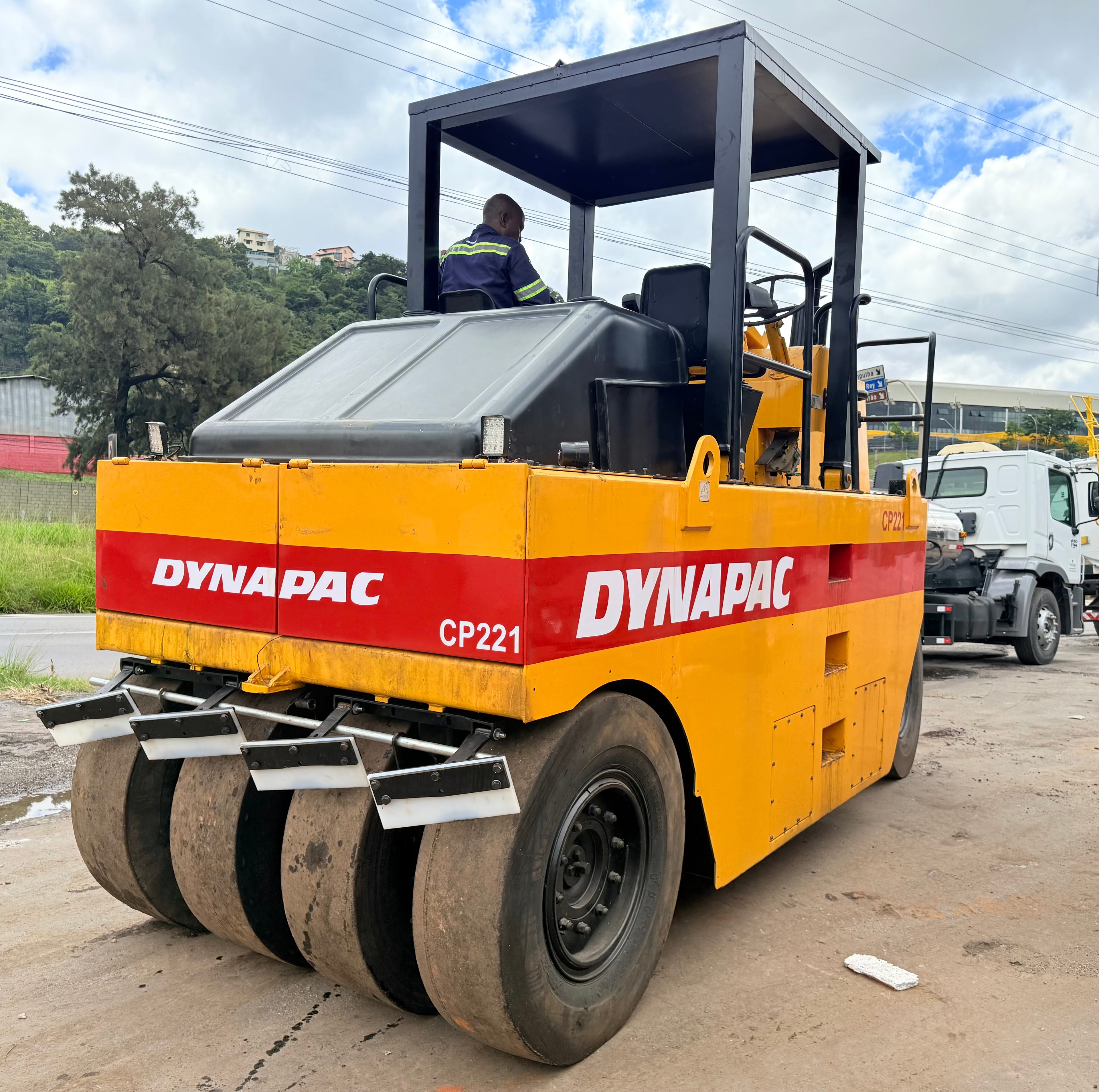 Rolo Compactador de Pneu Dynapac CP221 2003 - Imagem 1