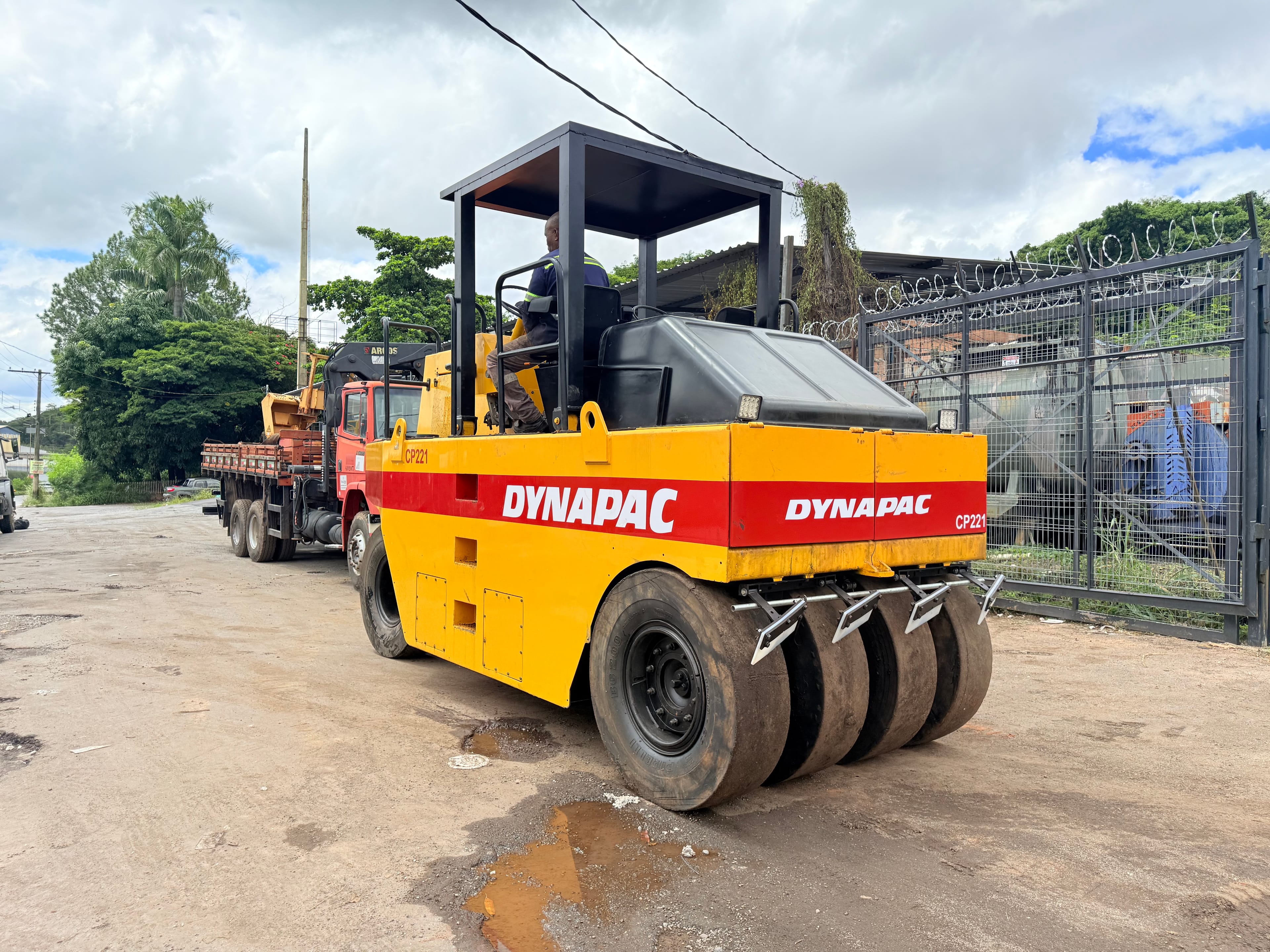 Rolo Compactador de Pneu Dynapac CP221 2003 - Imagem 4