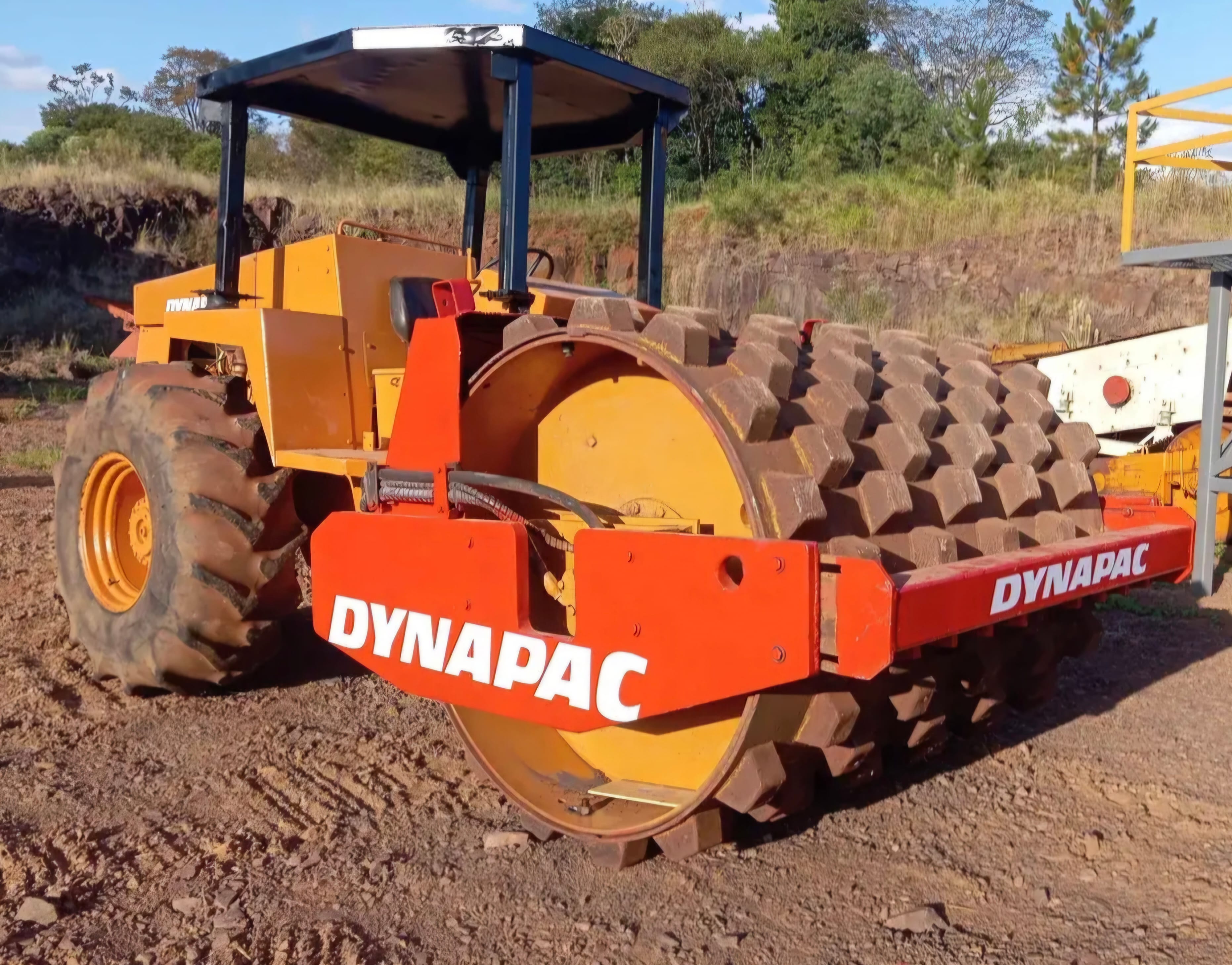Rolo compactador Dynapac CA25 1989 - Imagem 1