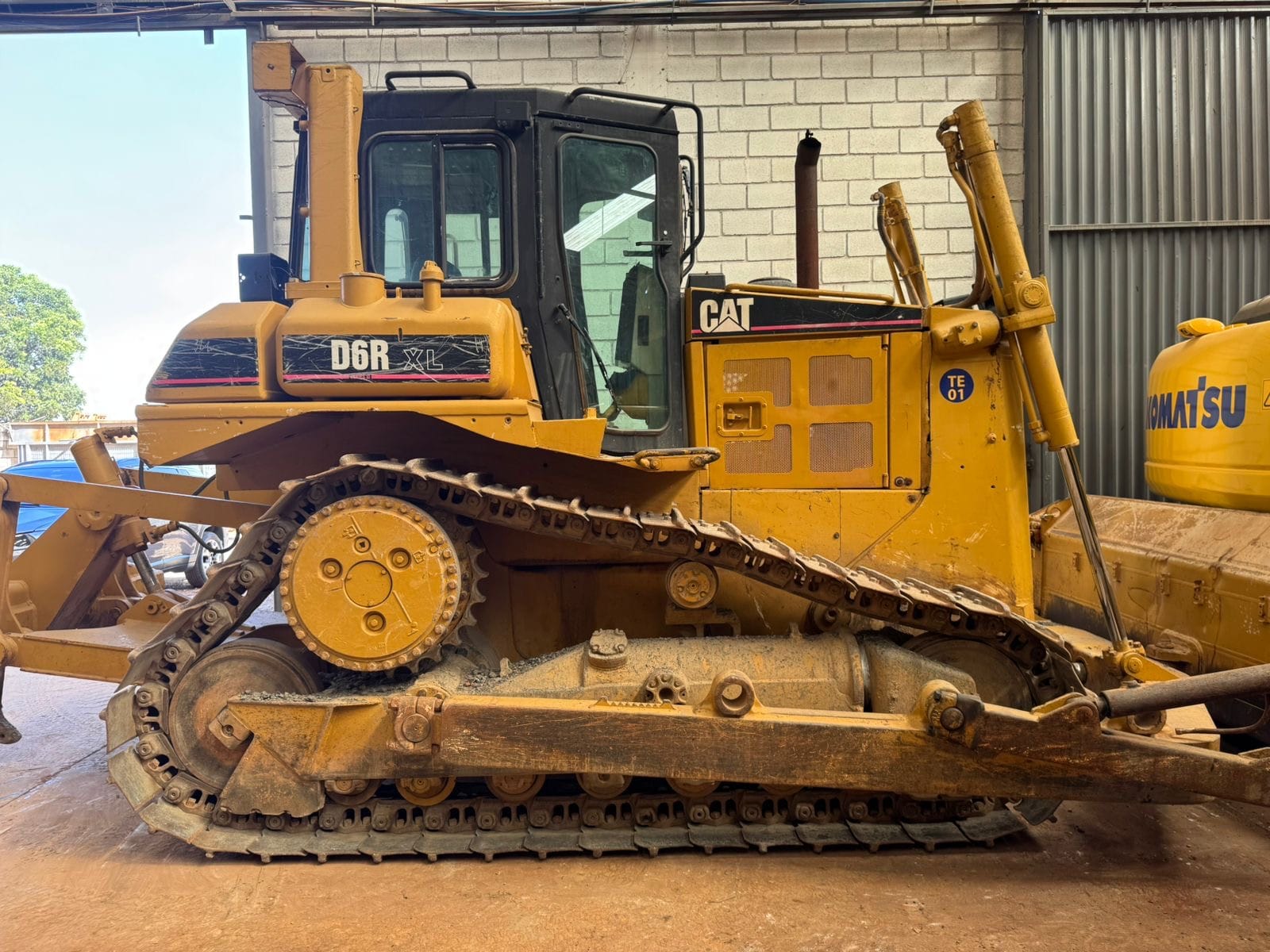 Trator de esteira Caterpillar D6R XL 2004 - Imagem 1
