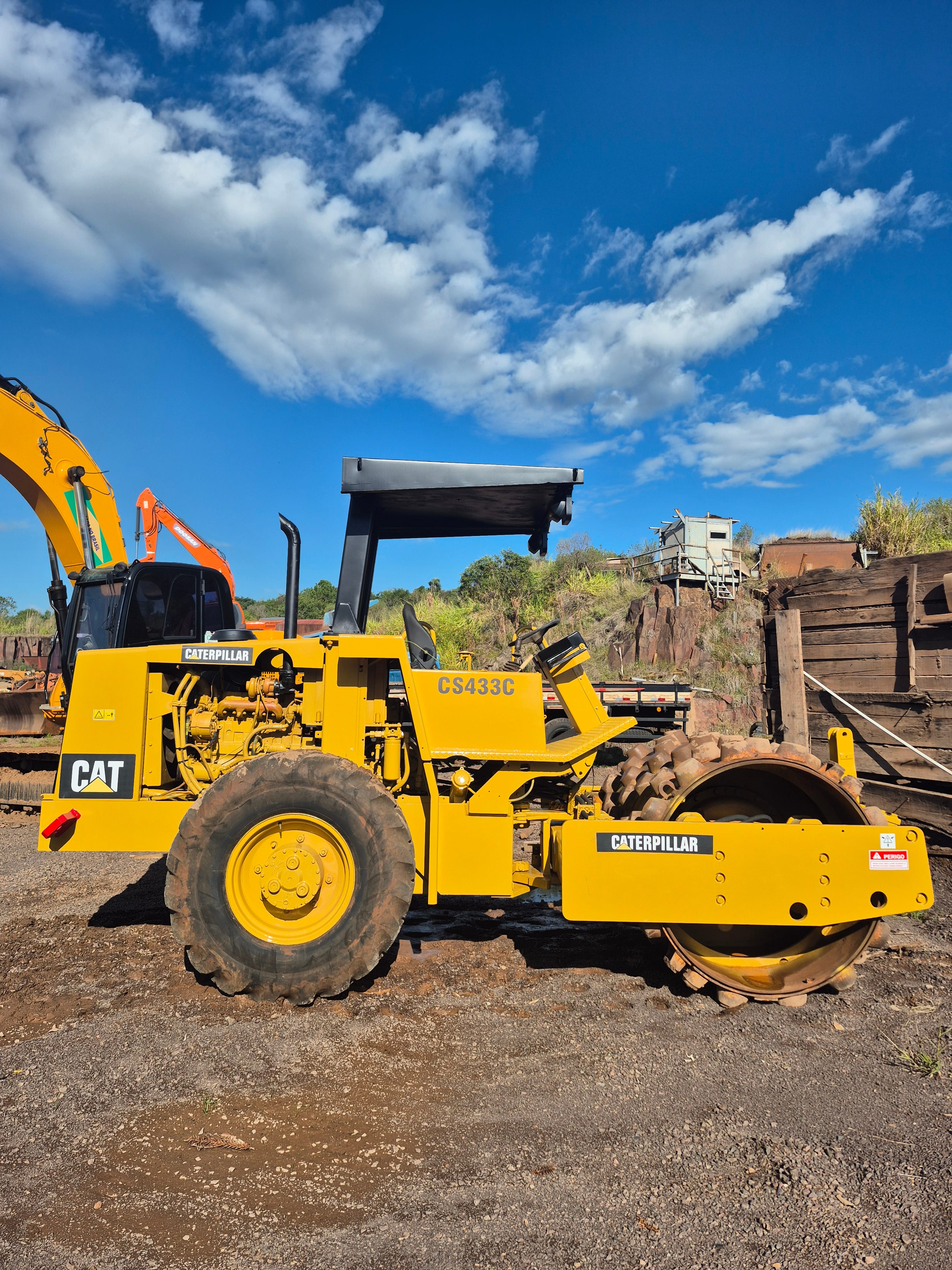 Rolo compactador Caterpillar CS433c 2002 - Imagem 2