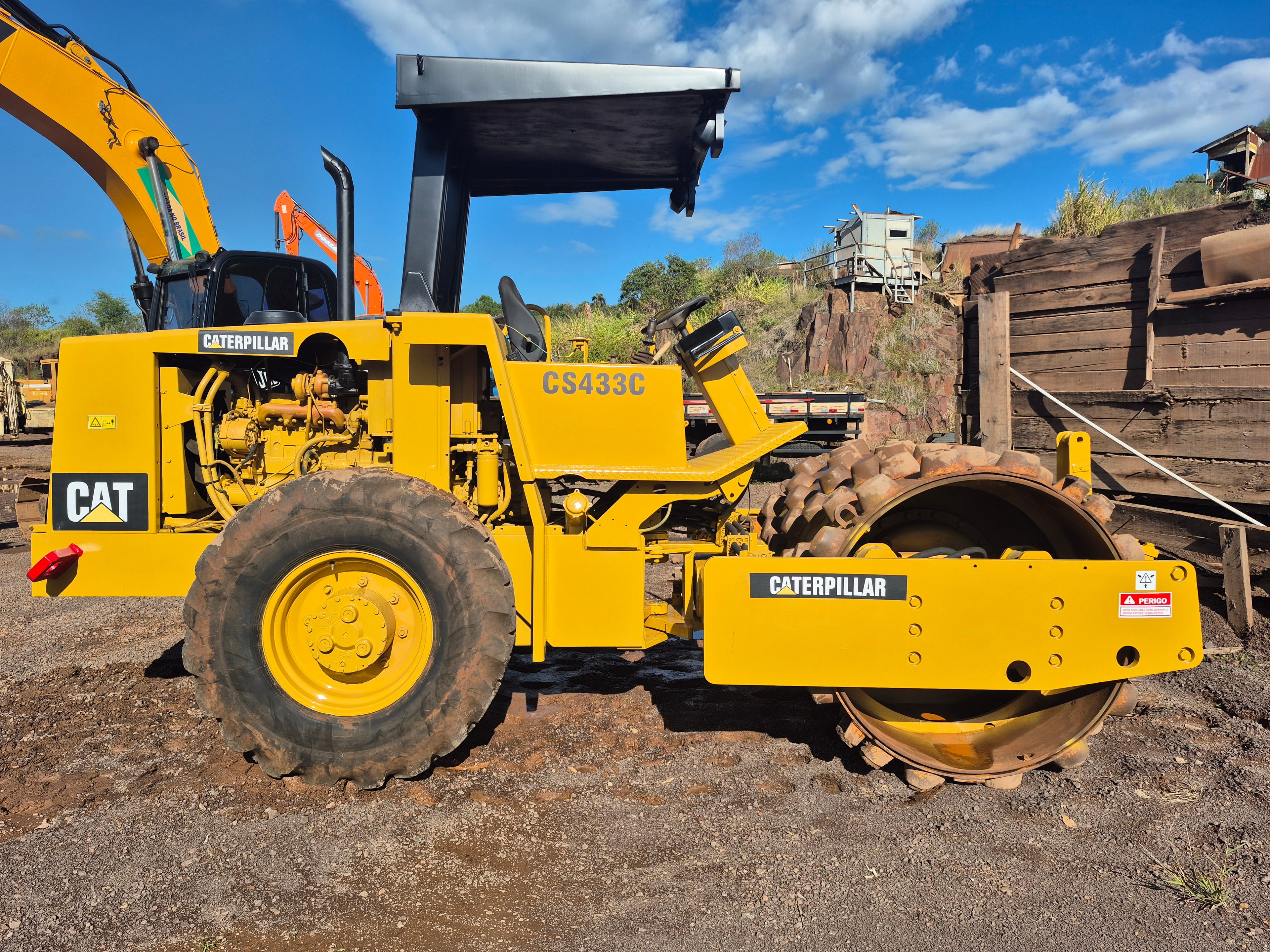 Rolo compactador Caterpillar CS433c 2002 - Imagem 3