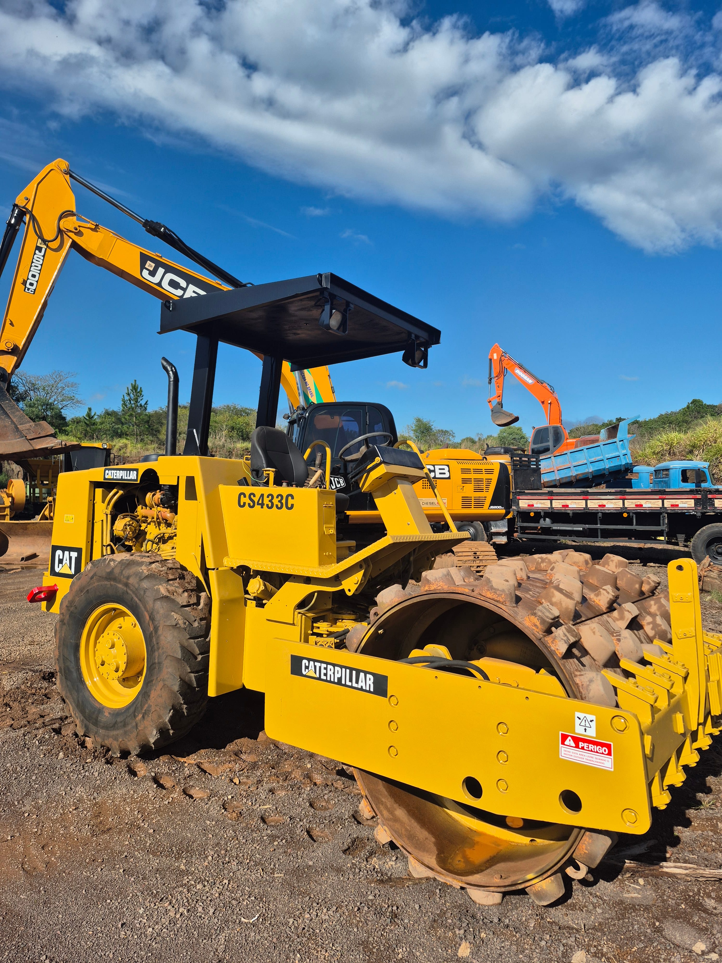 Rolo compactador Caterpillar CS433c 2002 - Imagem 1