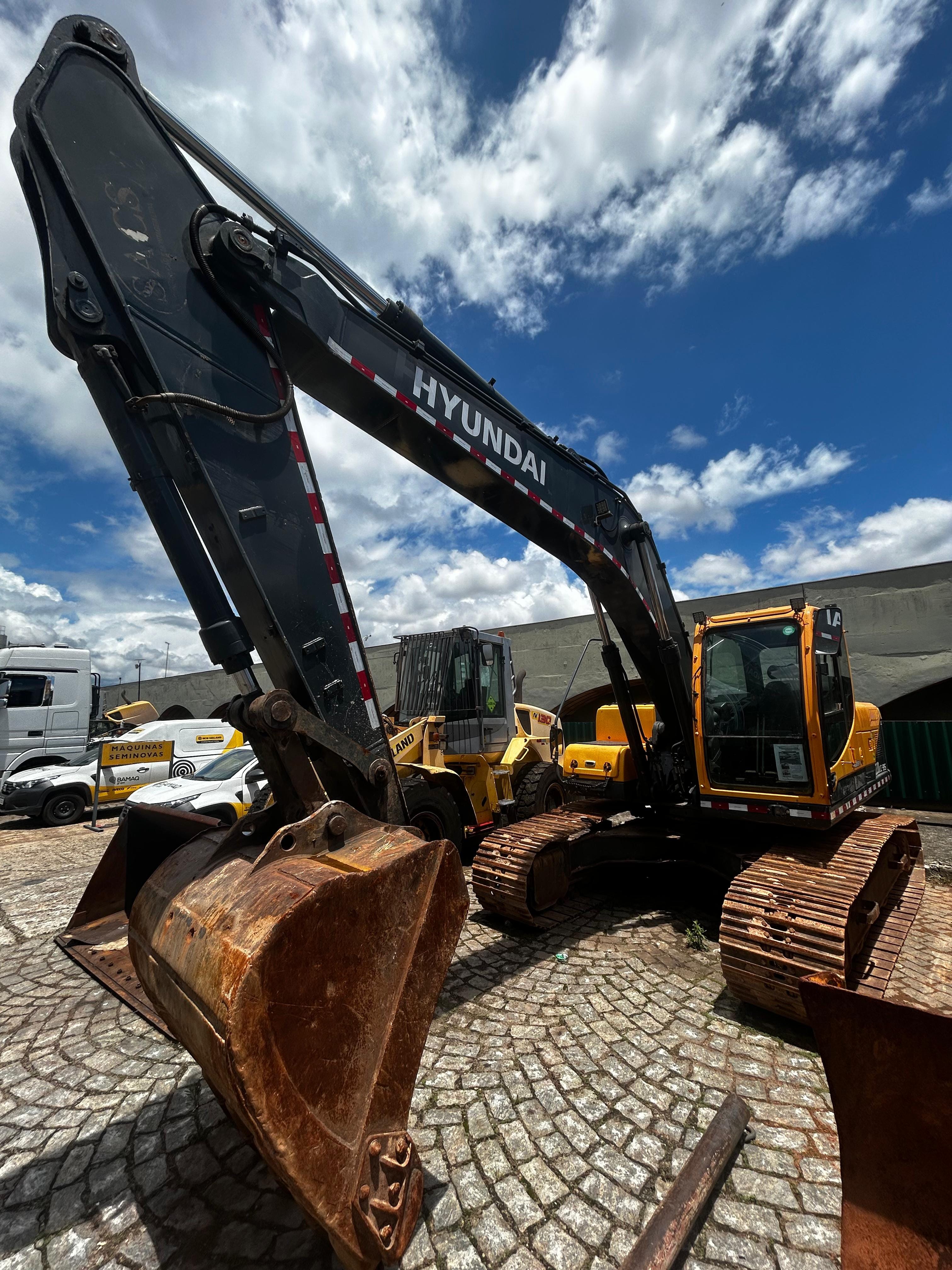Escavadeira Hyundai 220LC 2016 - Imagem 1