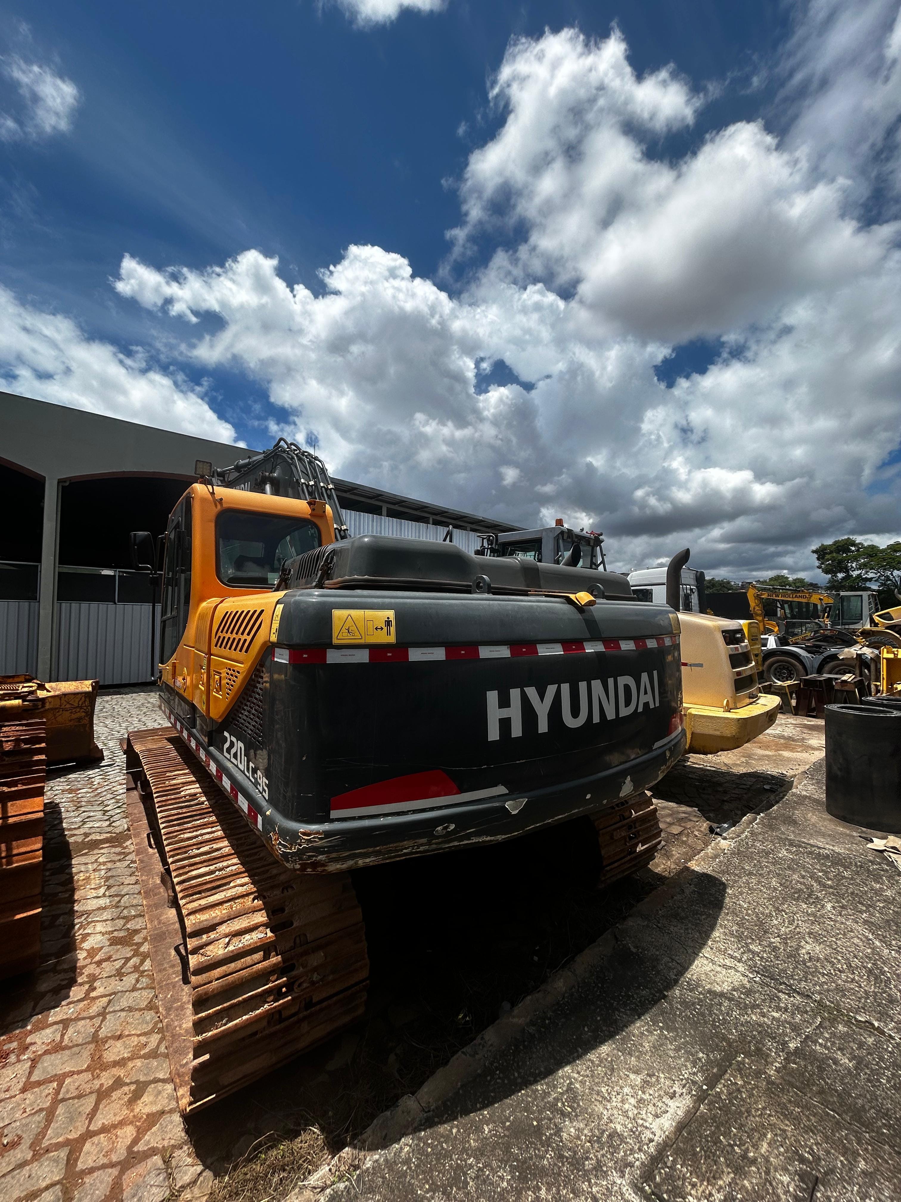 Escavadeira Hyundai R220 LC 2018 - Imagem 2