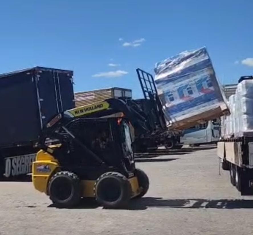 Mini Carregadeira New Holland L318 2017 - Imagem 1