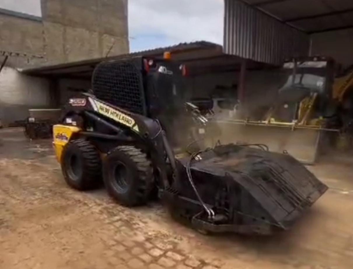 Mini Carregadeira New Holland L318 2017 - Imagem 5