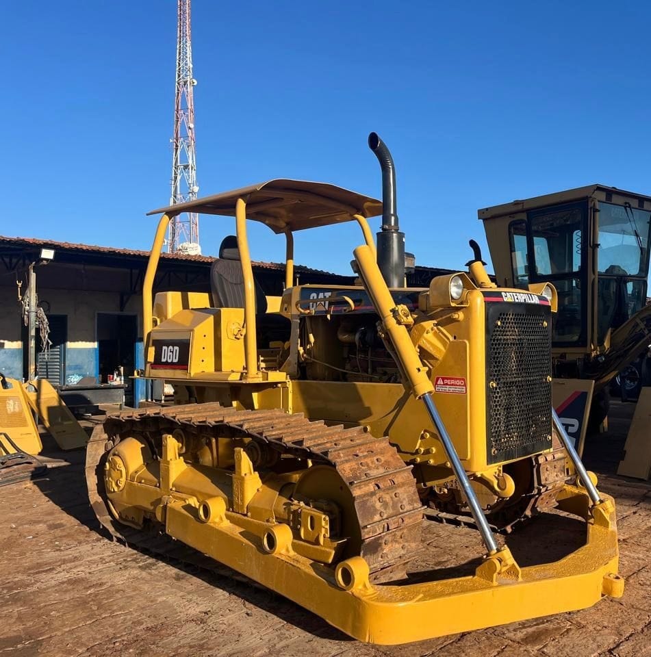 Trator de esteira Caterpillar D6D 1979 - Imagem 1