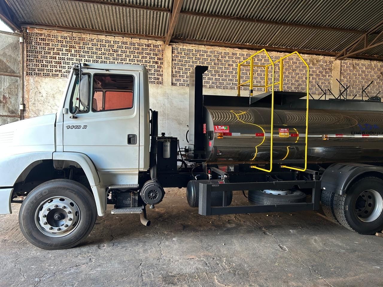 Caminhão Mercedes Benz 1418 2001 - Imagem 1