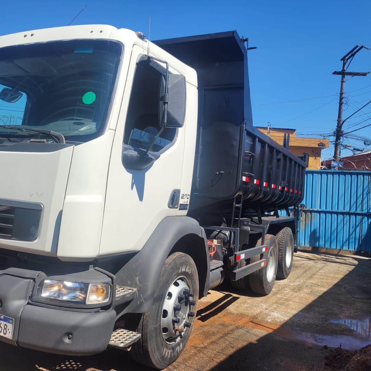Caminhão Volvo VM 270 2013 - Imagem 1