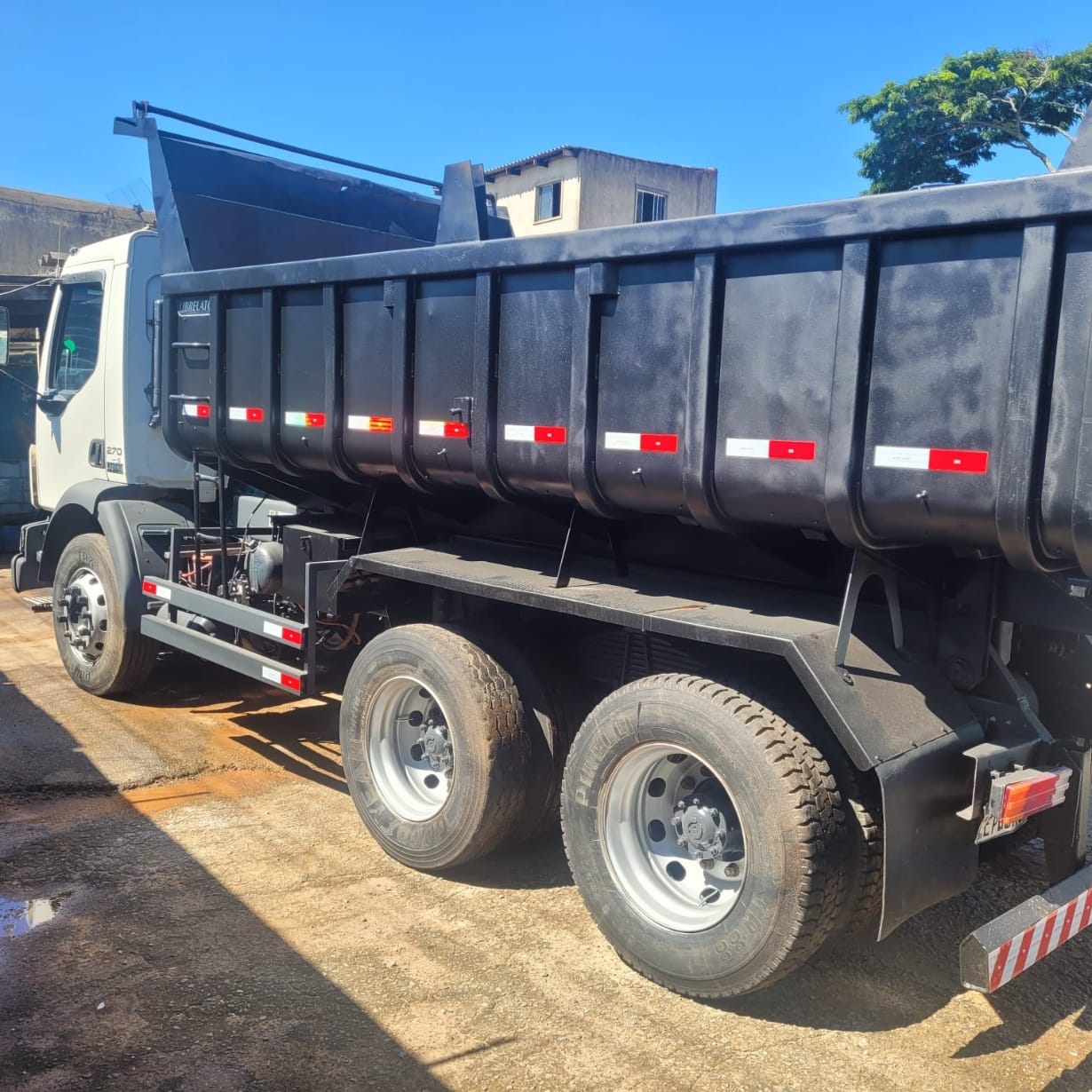 Caminhão Volvo VM 270 2013 - Imagem 2