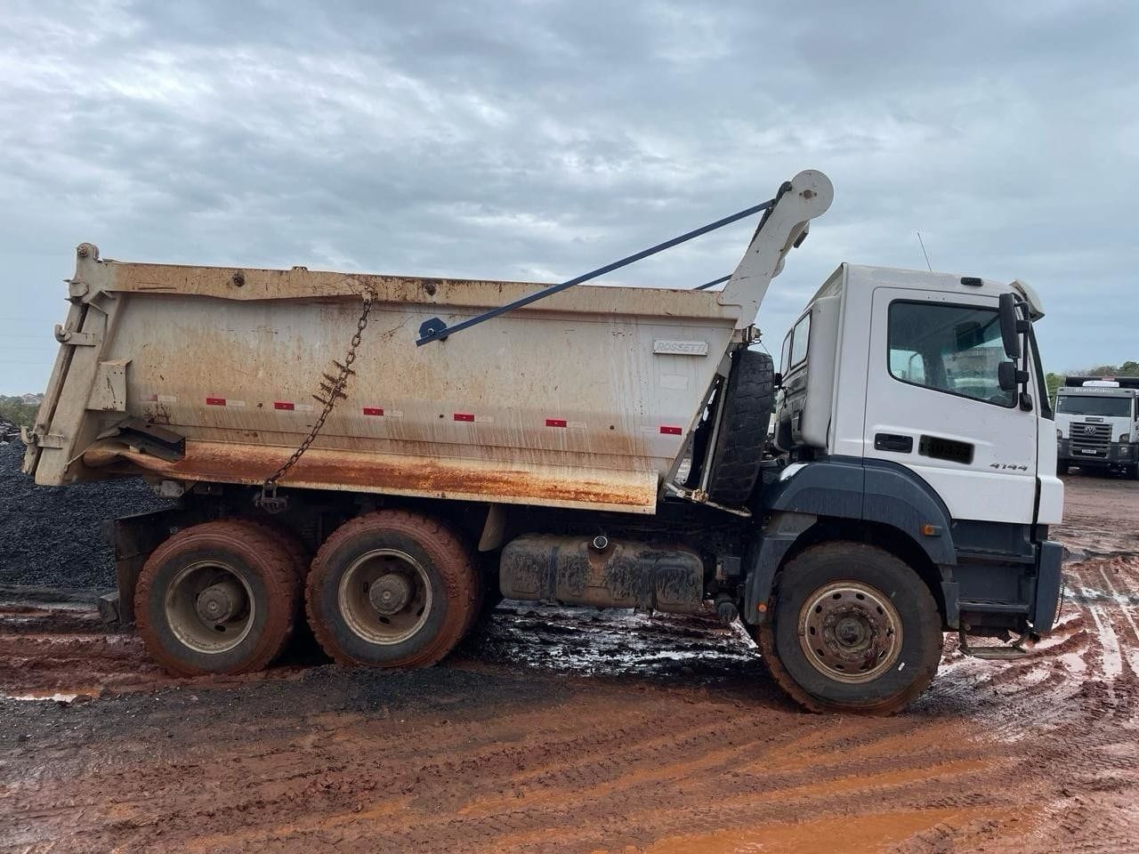 Caminhão Mercedes Benz AXOR 4144 2013 - Imagem 1