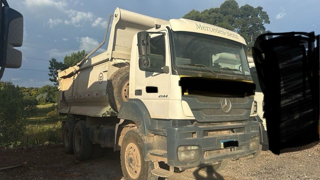 Caminhão Mercedes Benz AXOR 4144 2013 - Imagem 2