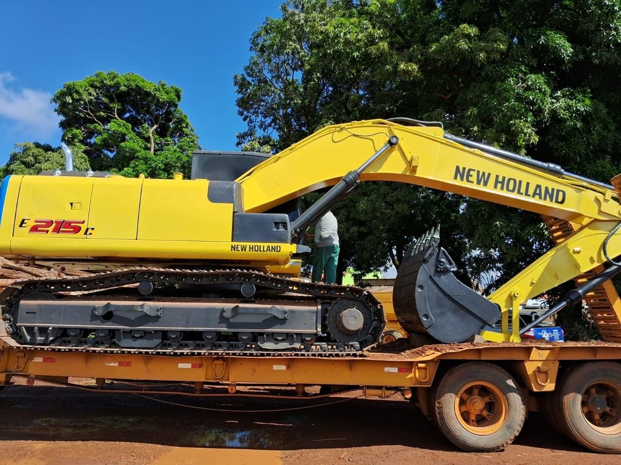 Escavadeira New Holland 215 LC 2016 - Imagem 1