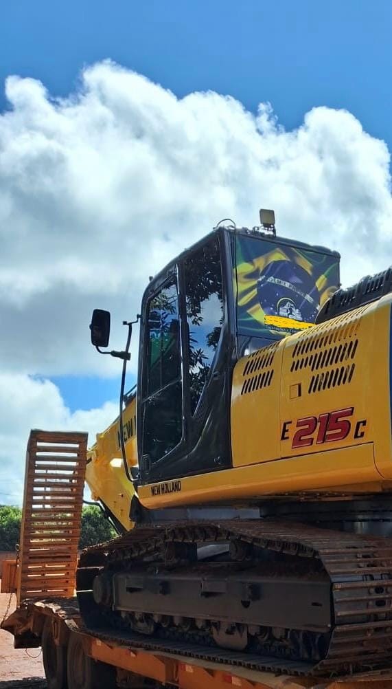 Escavadeira New Holland 215 LC 2016 - Imagem 2