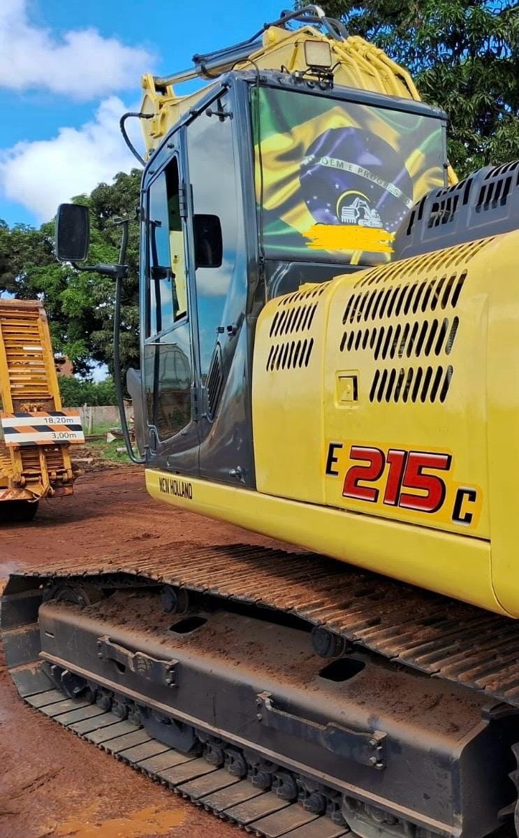 Escavadeira New Holland 215 LC 2016 - Imagem 3