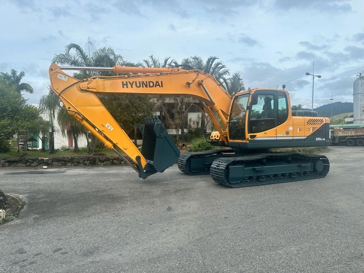 Escavadeira Hyundai R220LC-9S 2012 - Imagem 1