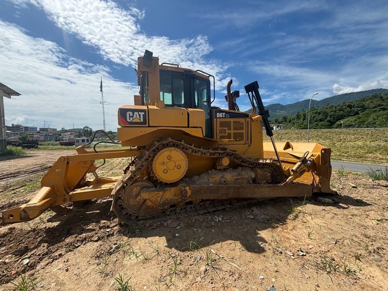 Trator de esteira Caterpillar D6T 2008 - Imagem 1