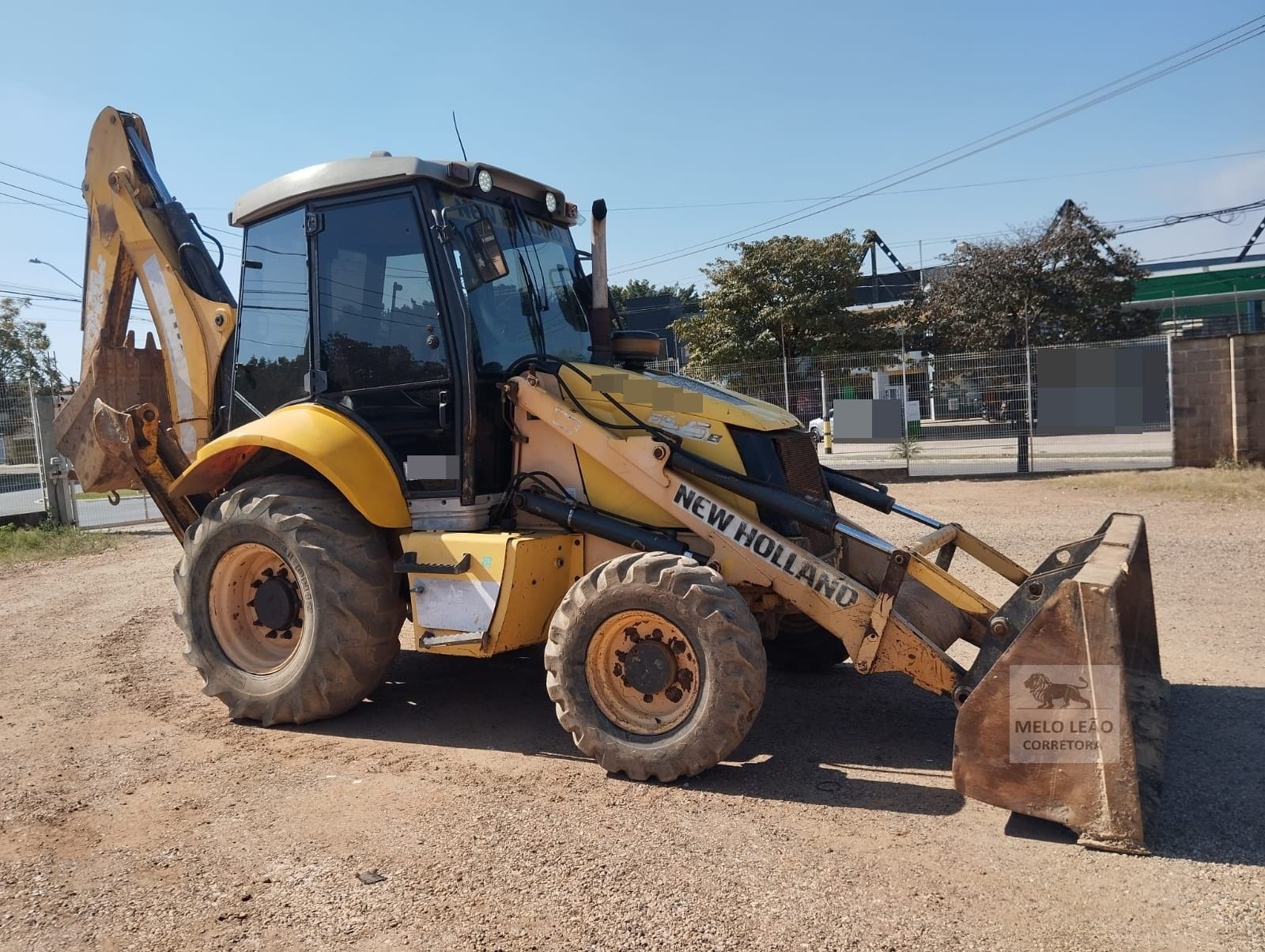Retroescavadeira New Holland B95B 2013 - Imagem 1