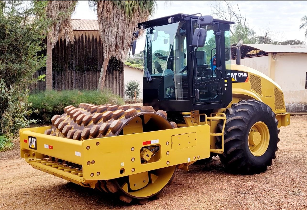 Rolo Compactador Caterpillar CP54B 2019 - foto 1 de 10