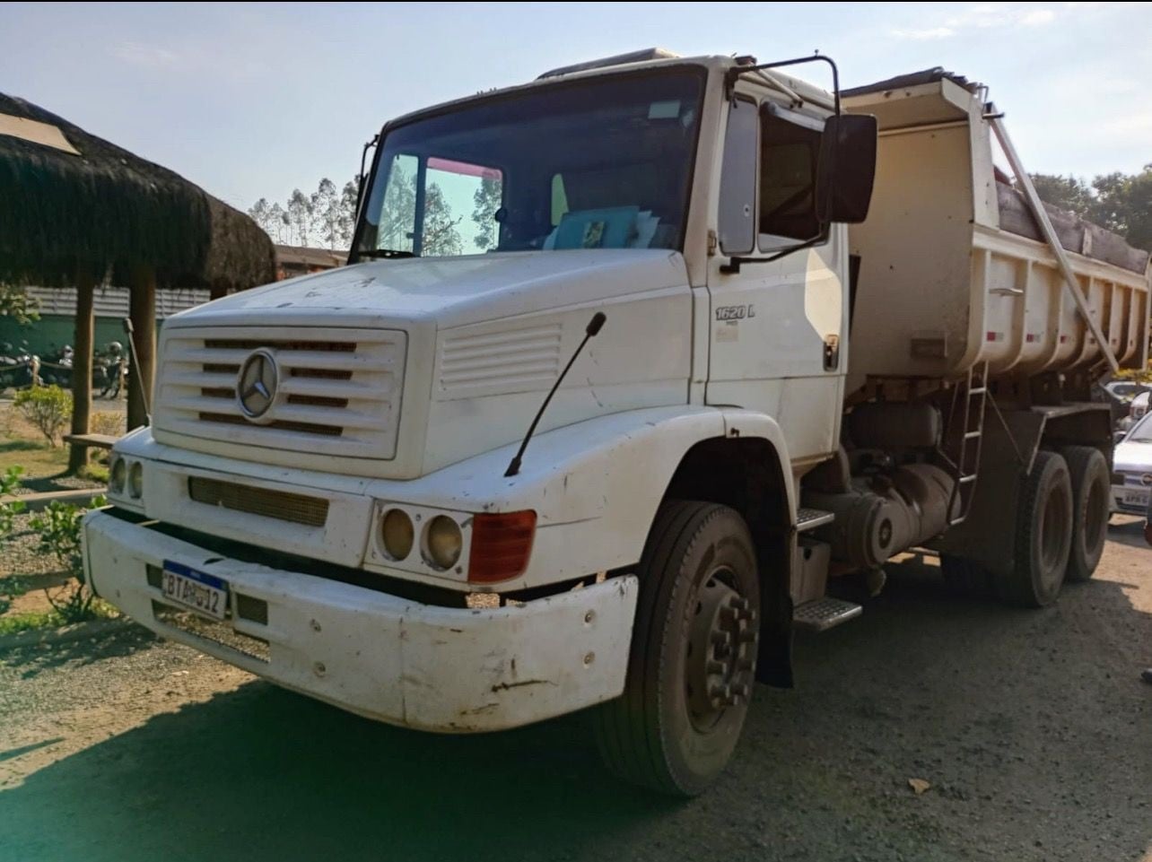 MB 1620 1998, 6x2, com caçamba de 8 ㎥, 320.000 km - foto 1 de 6