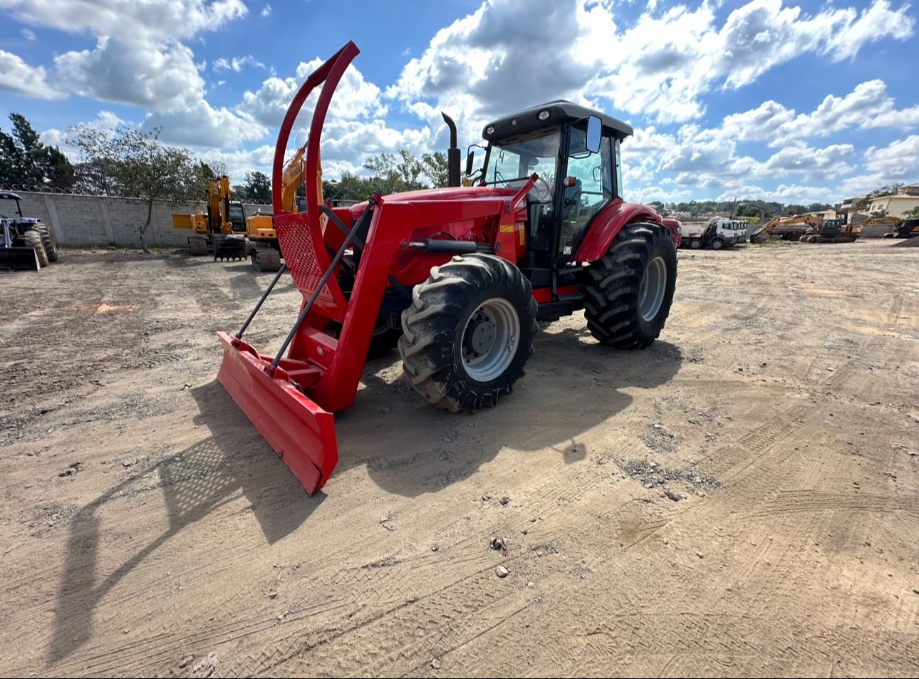 Trator Massey Ferguson MF 7150 2014 - foto 1 de 4