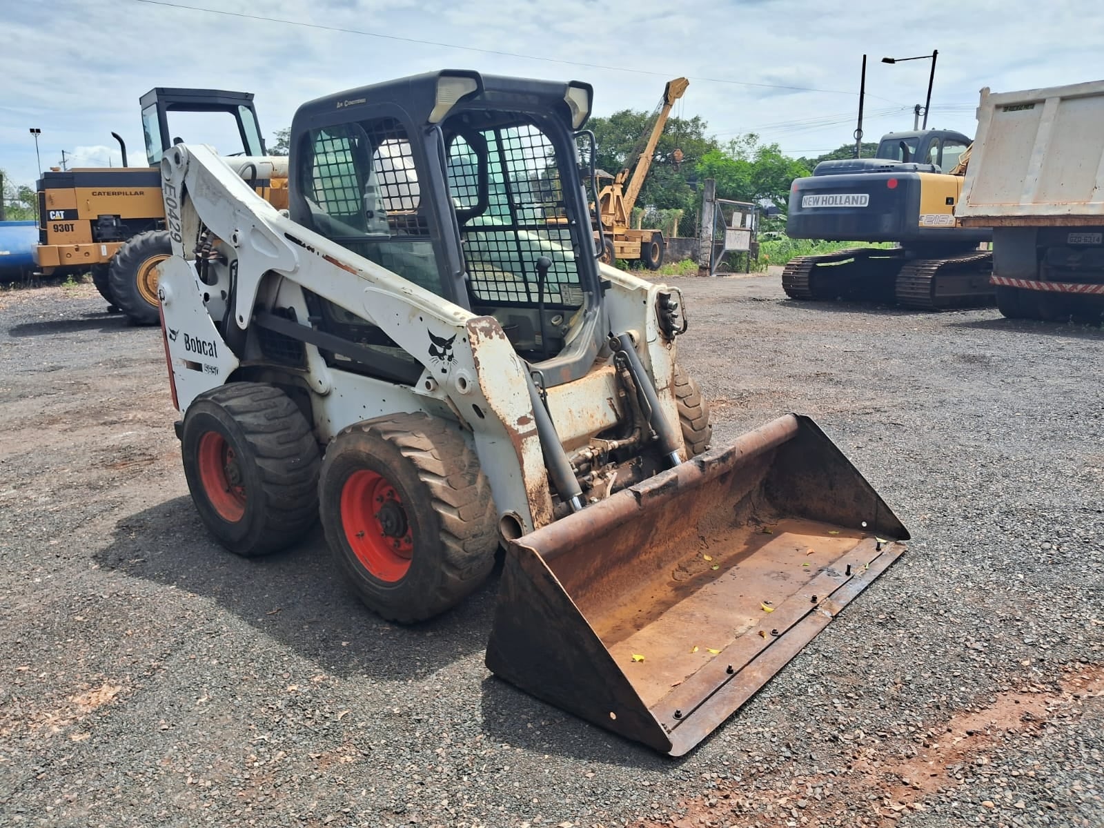 Mini Carregadeira Bobcat S650 2011 - foto 1 de 8