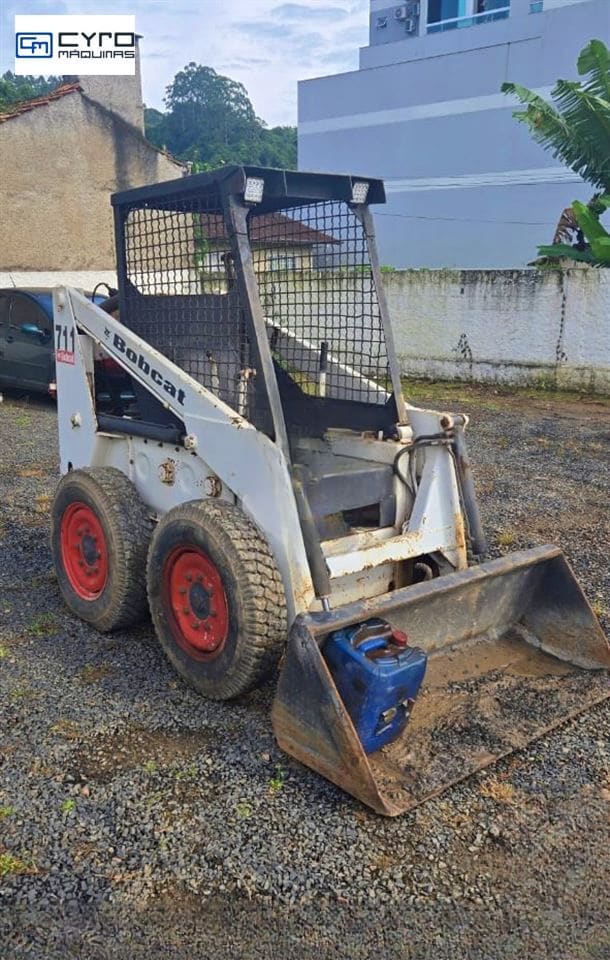Mini-Carregadeira Bobcat 711 1996 - foto 1 de 4