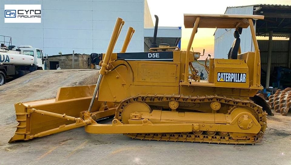Trator de Esteira Caterpillar D5E 1980 - foto 1 de 5