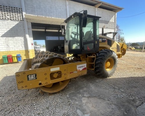 Rolo compactador Caterpillar CS54B 14/14 - foto 1 de 20