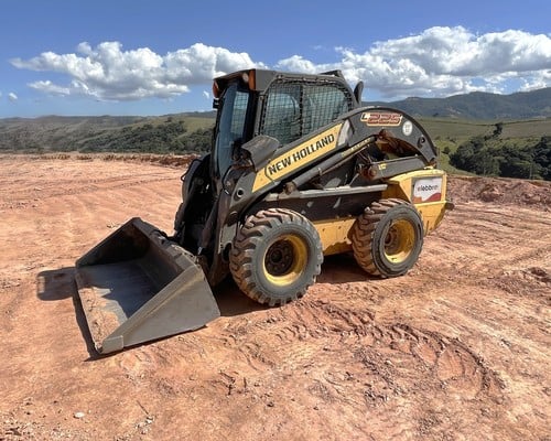 Mini Carregadeira New Holland L225 17/17 - foto 1 de 20