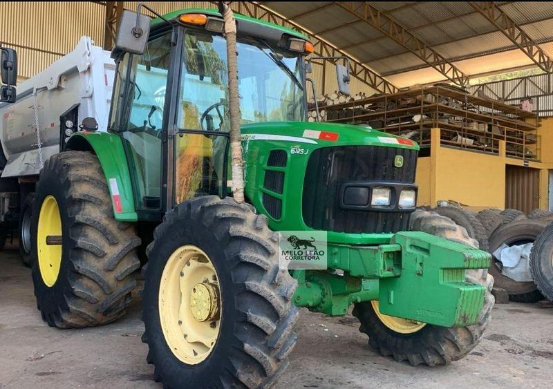 Trator agrícola John Deere 6125J 2014 - foto 1 de 5