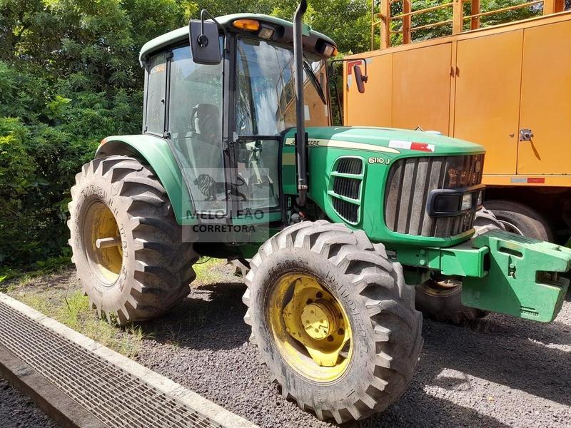 Trator agrícola John Deere 6110J 2014 - foto 1 de 6