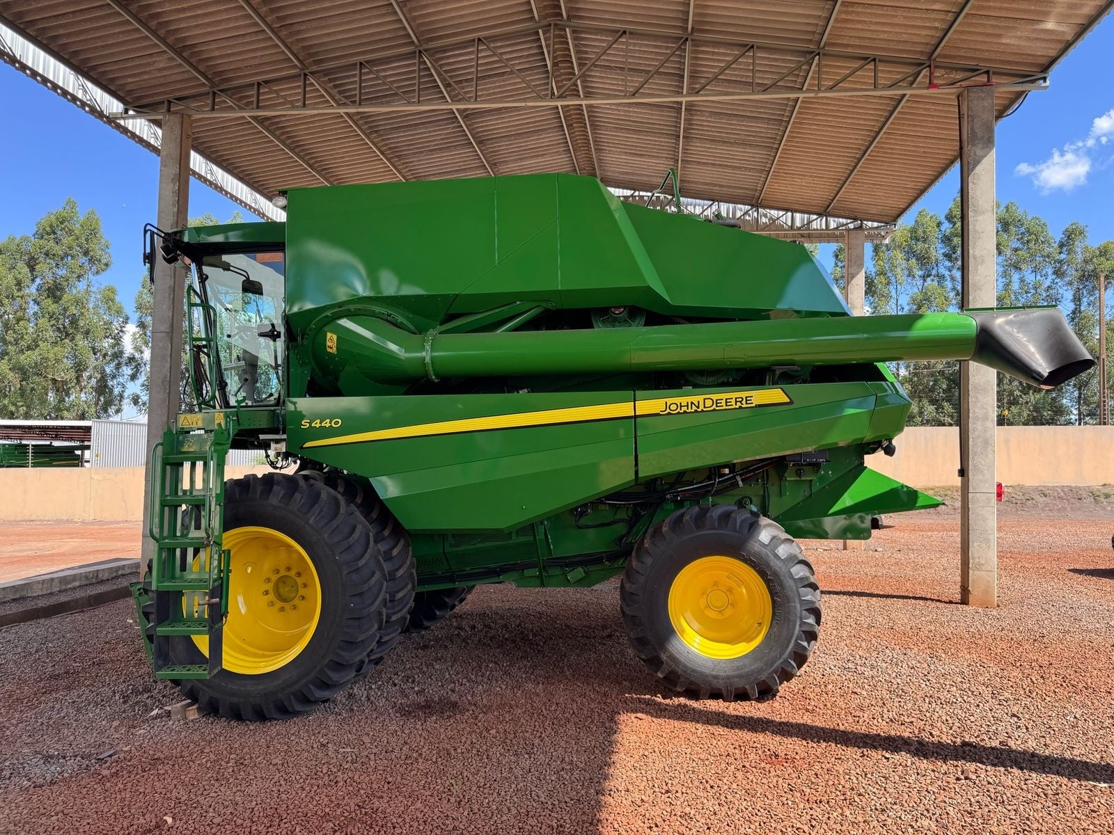 Colheitadeira John Deere S440 2017 - foto 1 de 6