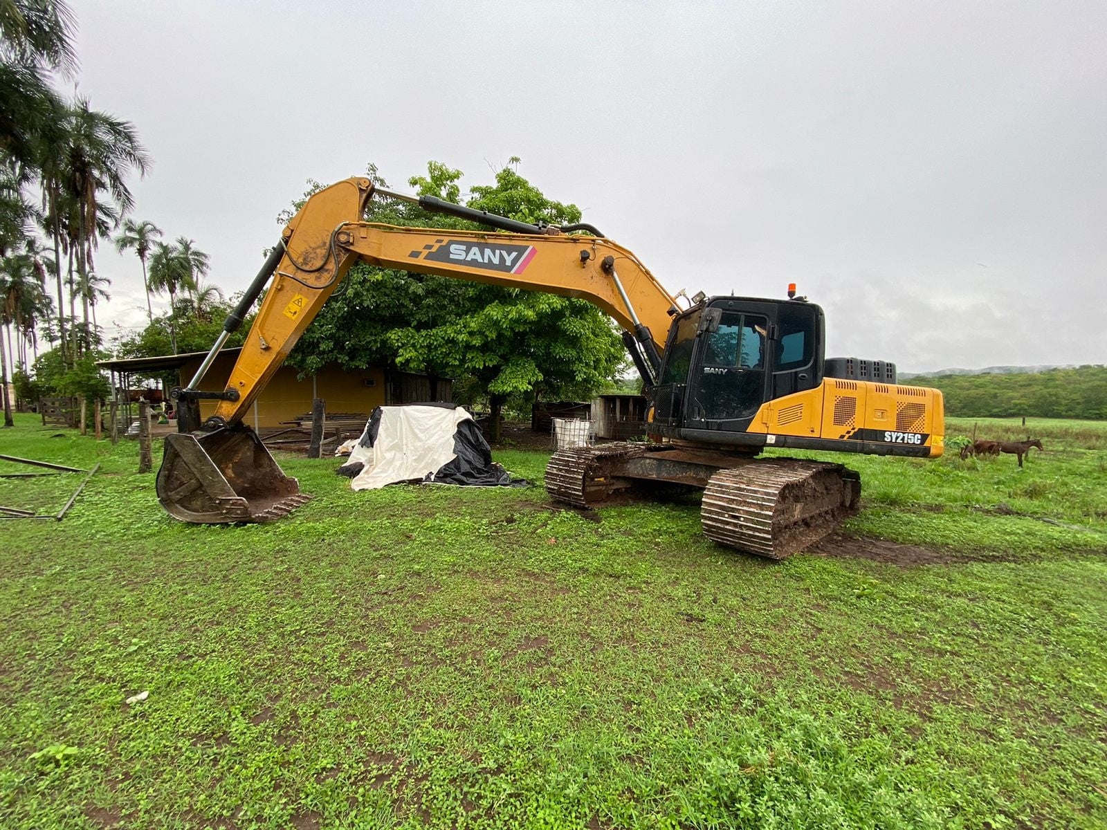 Escavadeira Sany SY215C 2022 - foto 1 de 10