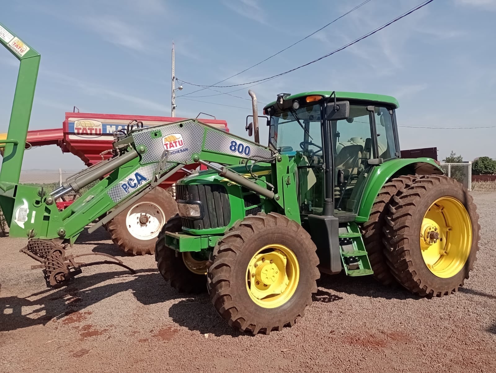 Trator agrícola John Deere 6115J 2017 - foto 1 de 7