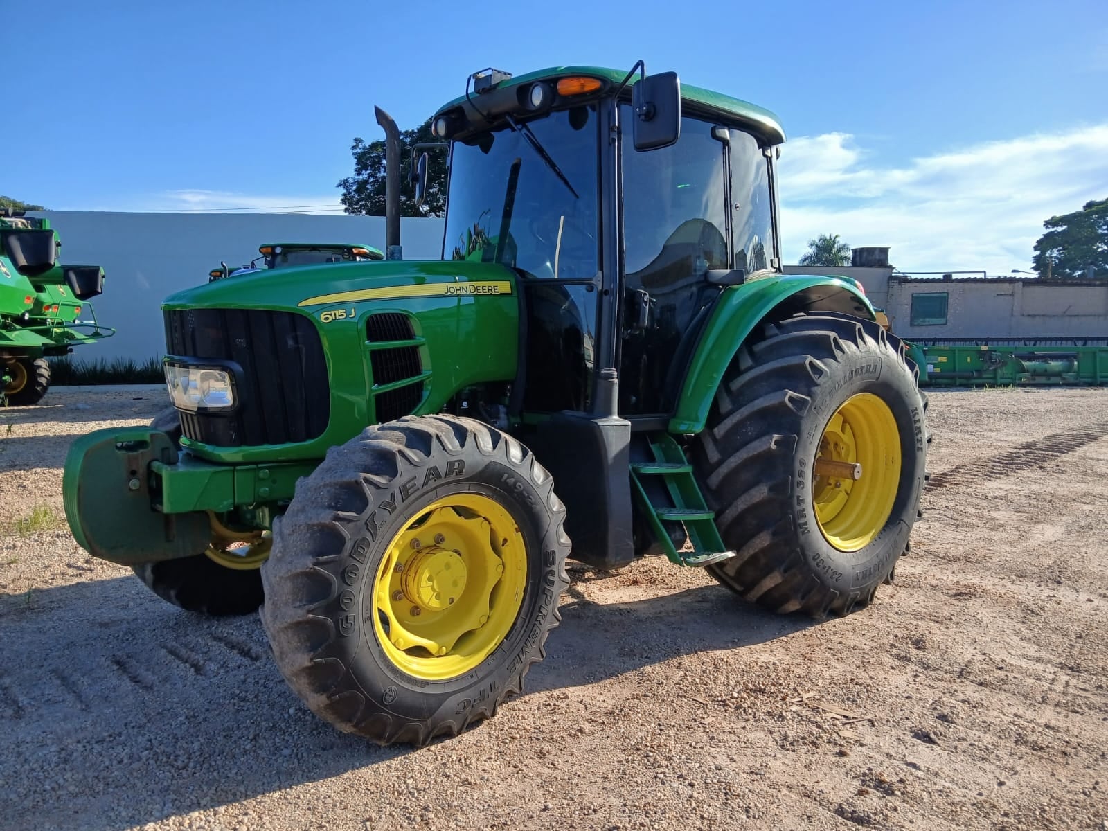 Trator agrícola John Deere 6115J 2021 - foto 1 de 8