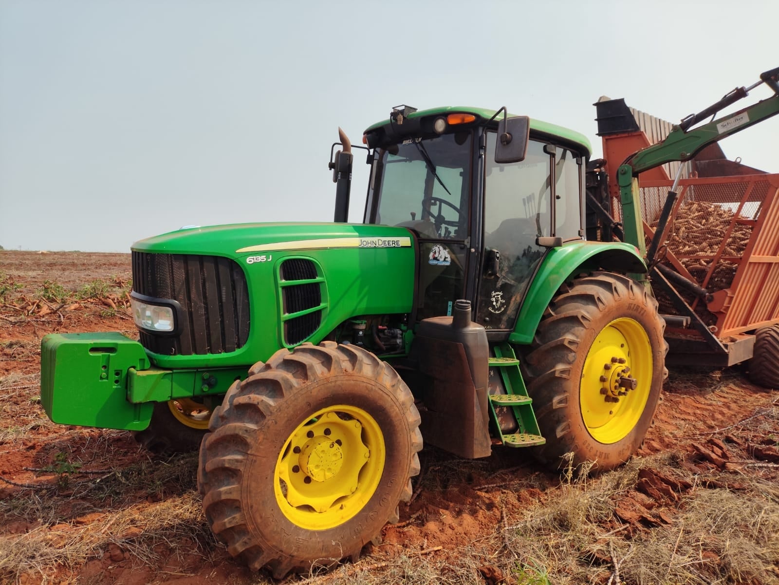 Trator agrícola John Deere 6135J 2017 - foto 1 de 11