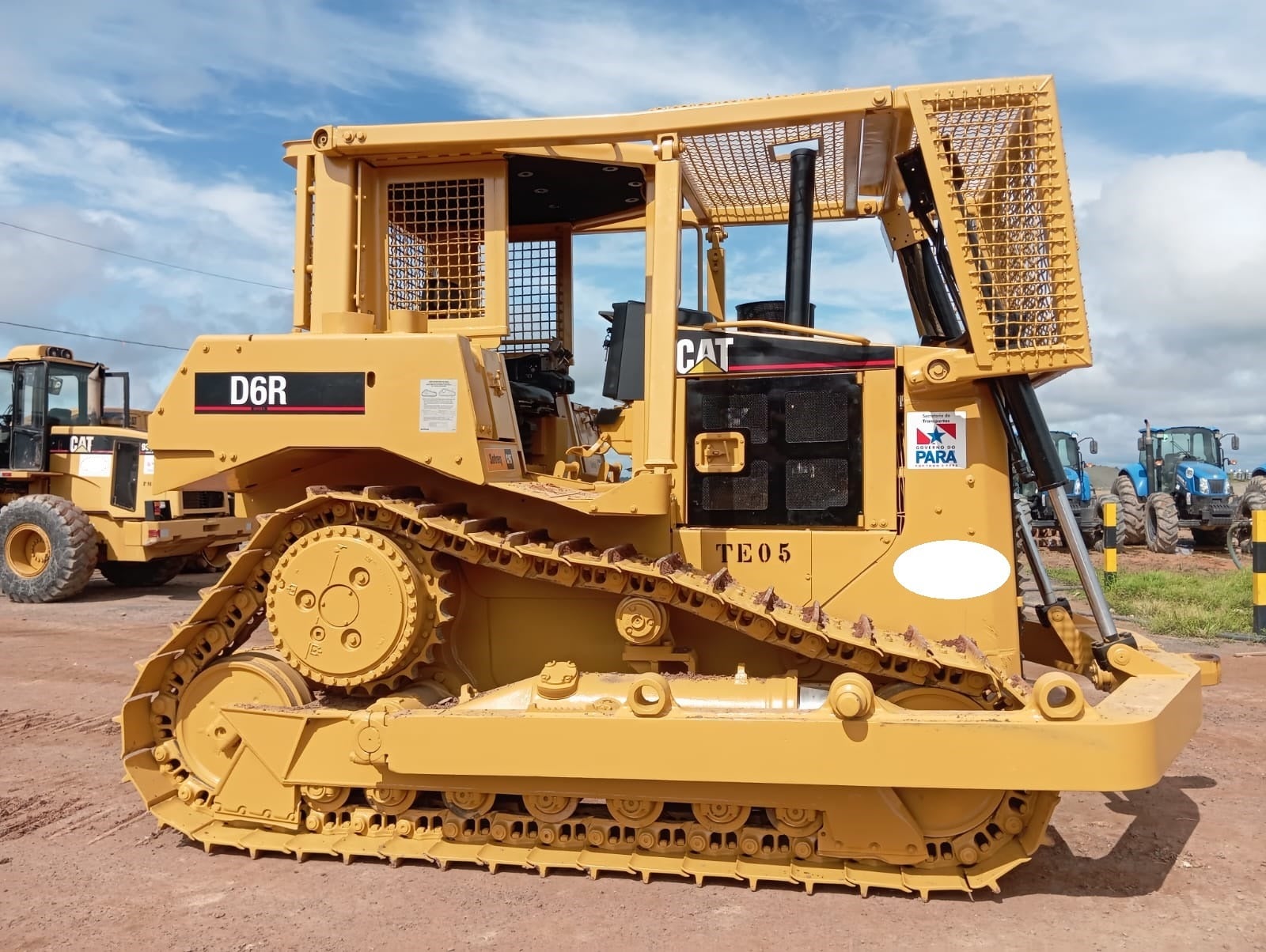 Trator de esteira Caterpillar D6R 2004 - foto 1 de 10