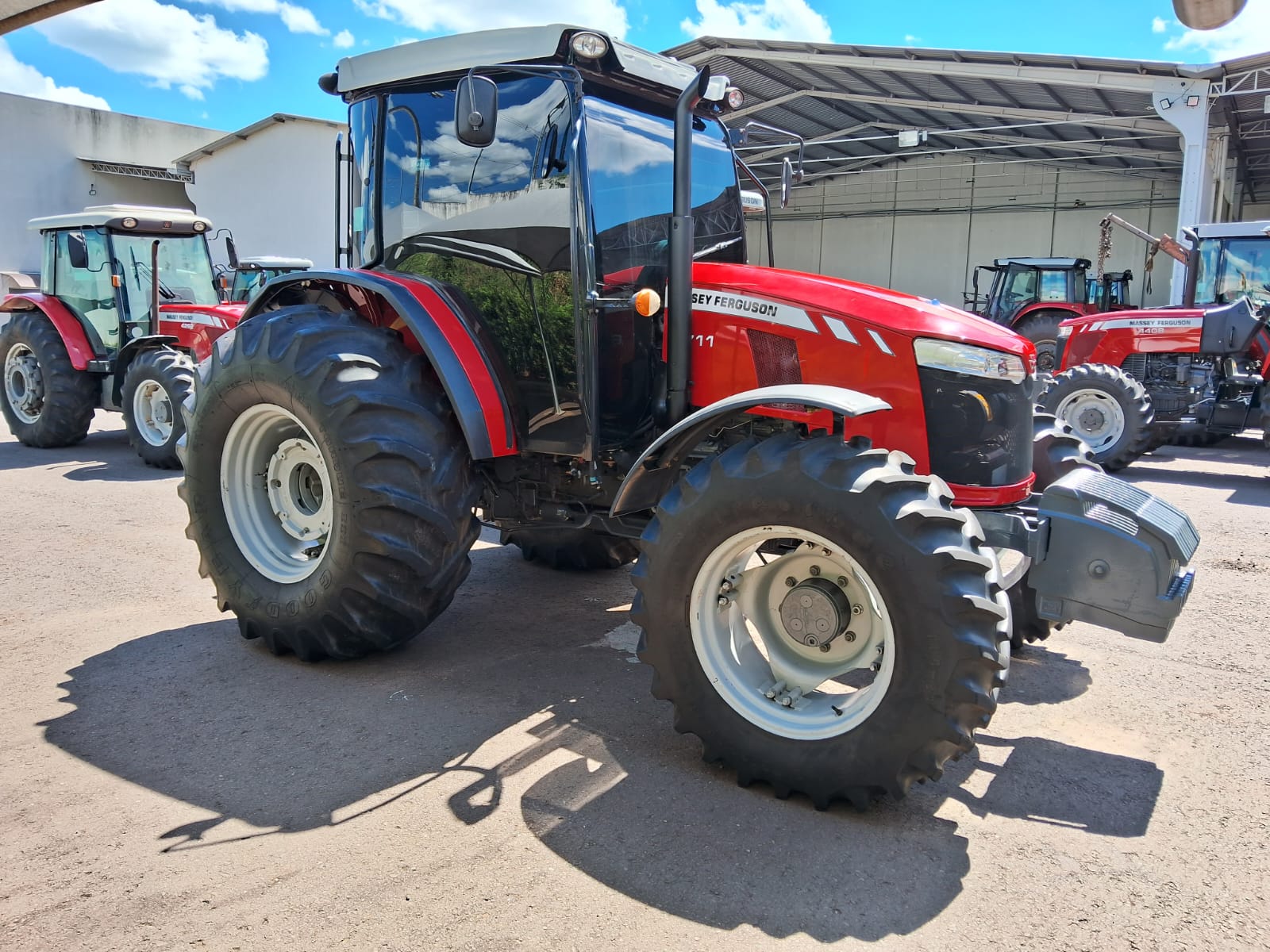 Trator agrícola Massey Ferguson MF6711 2018 - foto 1 de 5