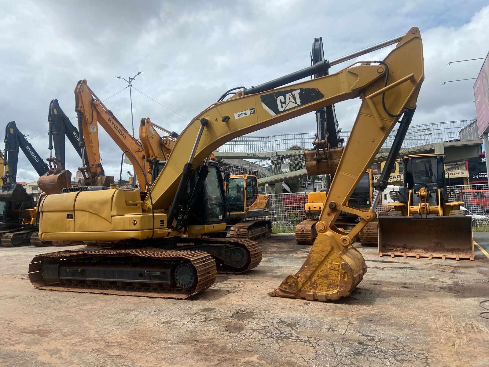 Escavadeira Caterpillar 320L 2013 - foto 1 de 9