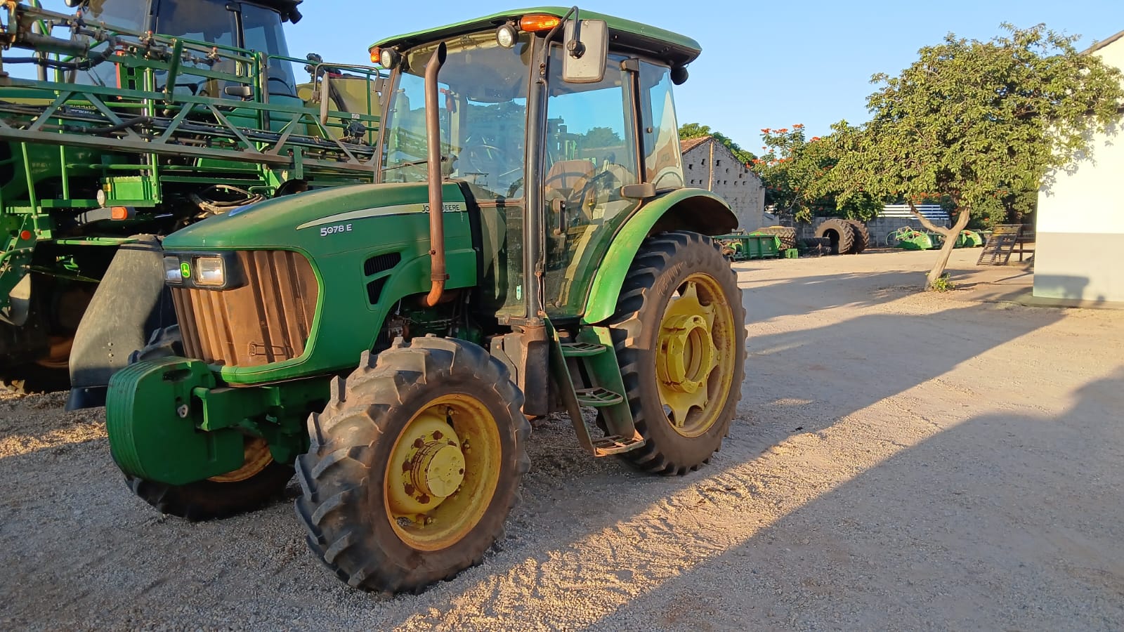 Trator agrícola John Deere 5078E 4X4 2014 - foto 1 de 6