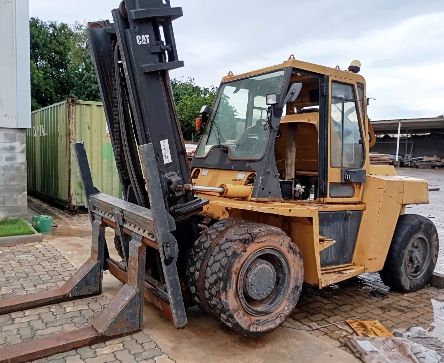 Empilhadeira Caterpillar DP80 1995 - foto 1 de 12
