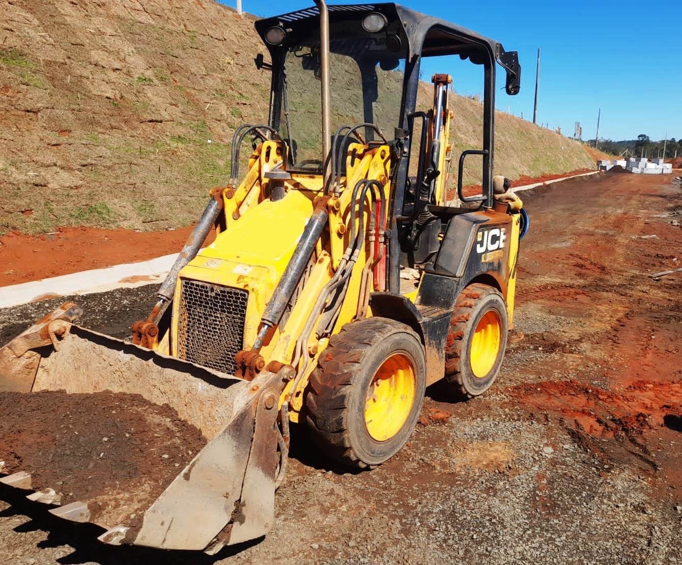Mini retroescavadeira JCB 1CX 2018 - foto 1 de 5