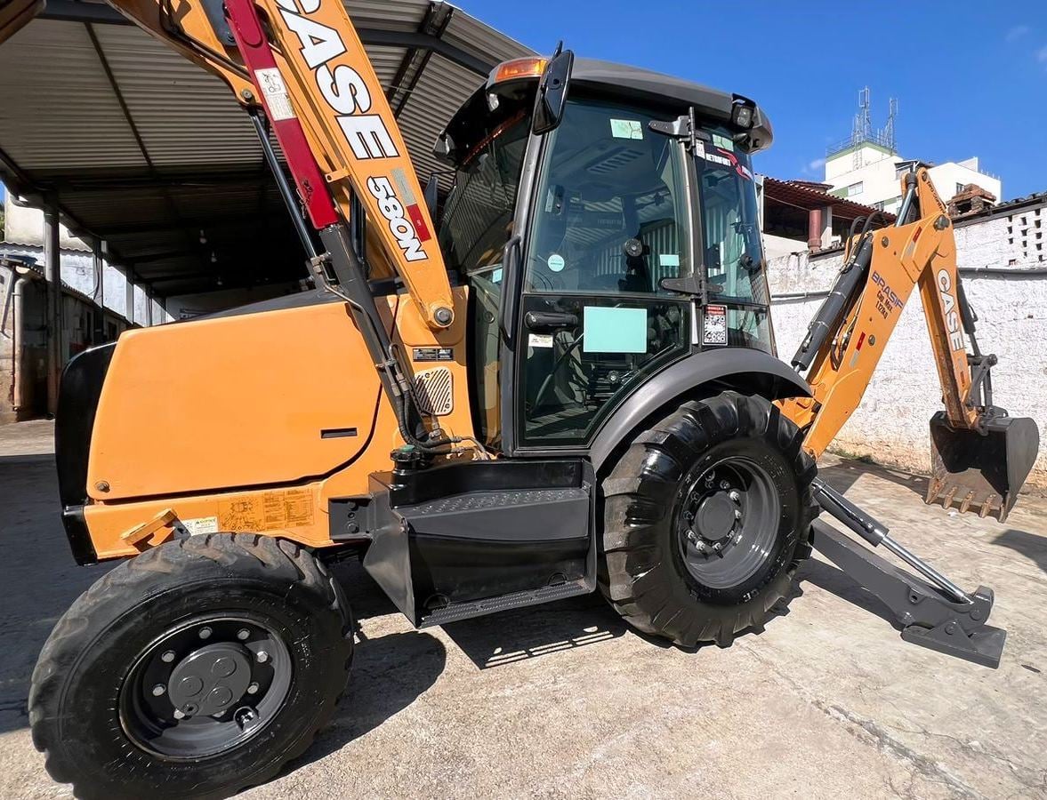 Retroescavadeira Case 580N 2018 - foto 1 de 5