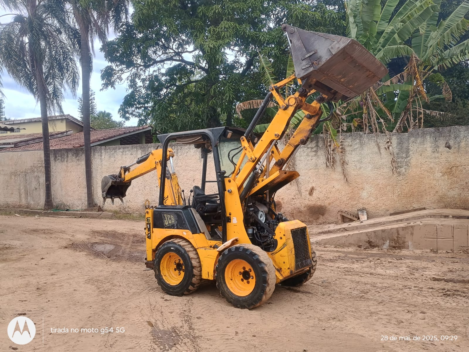 Mini retroescavadeira JCB 1CX 2010 - foto 1 de 15