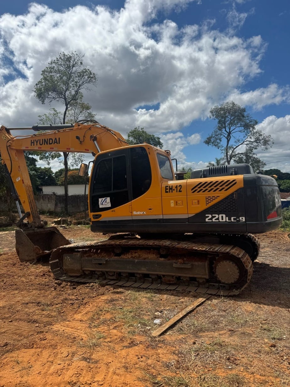 Escavadeira Hyundai R220LC-9 2014 - foto 1 de 5