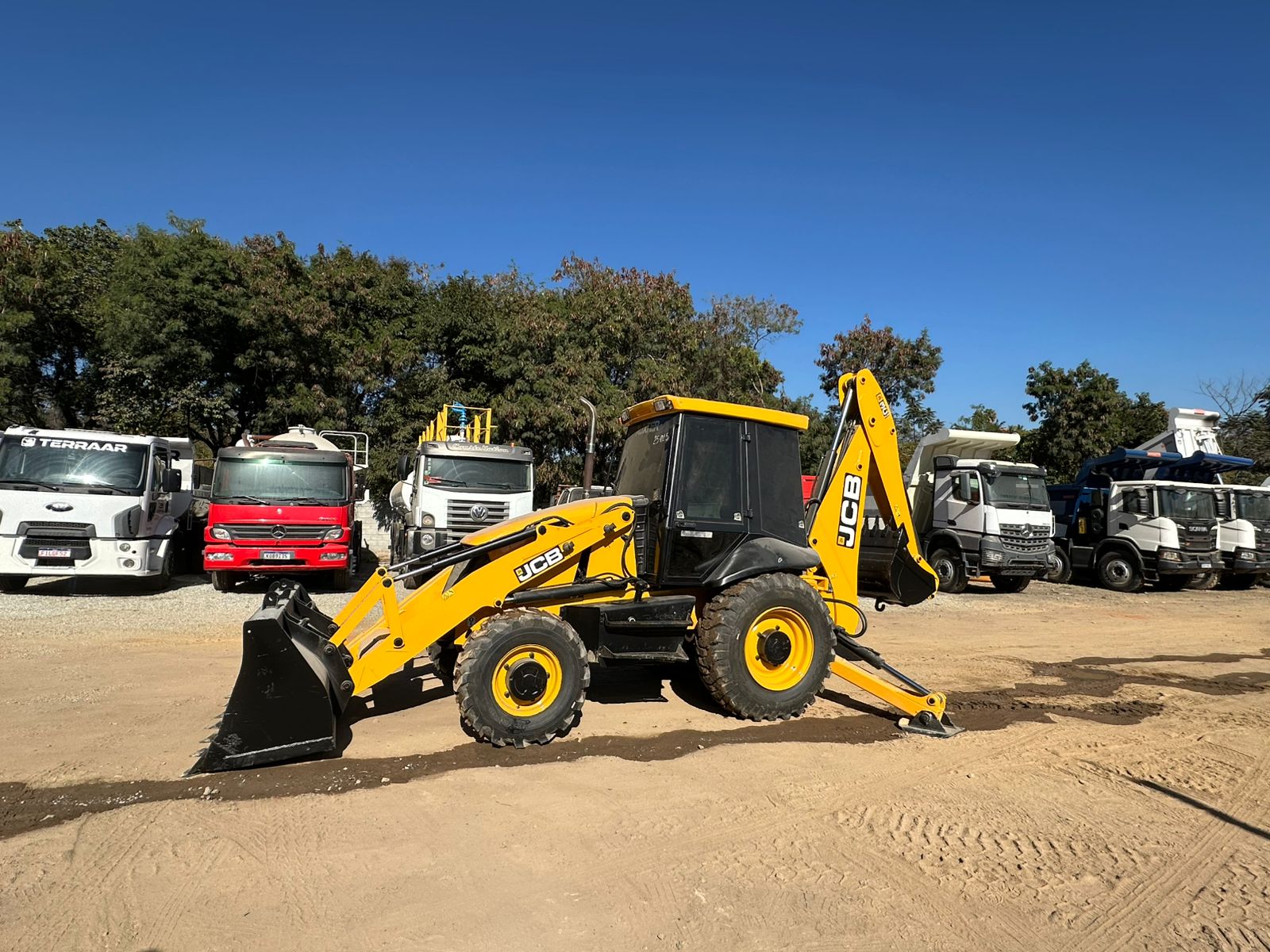 Retroescavadeira JCB 3C 2014 - foto 1 de 6